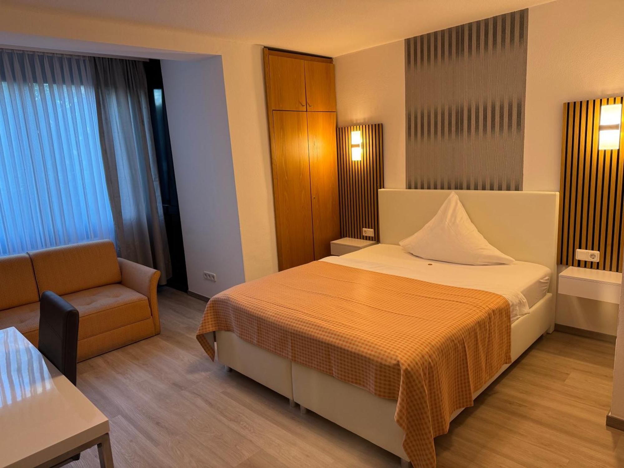 Hotel Garni Schick オーバーウルゼル エクステリア 写真